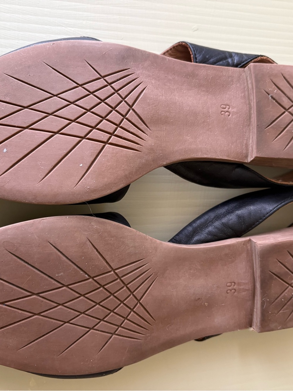 Bueno Black Leather Pointed-Toe D'Orsay Flats - Picture 5 of 7